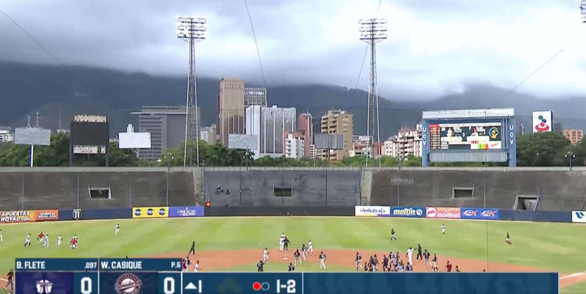 Tremor em partida de beisebol no Estádio Universitário de Caracas.