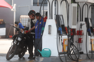Frentista em posto de gasolina no Rio de Janeiro, 18 de março de 2026.