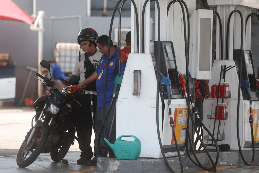 Frentista em posto de gasolina no Rio de Janeiro, 18 de março de 2026. REUTERS/Pilar Olivares

