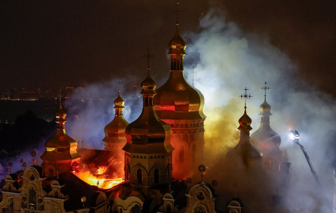 Ataques da Rússia incendeiam complexo religioso e matam cinco pessoas na Ucrânia