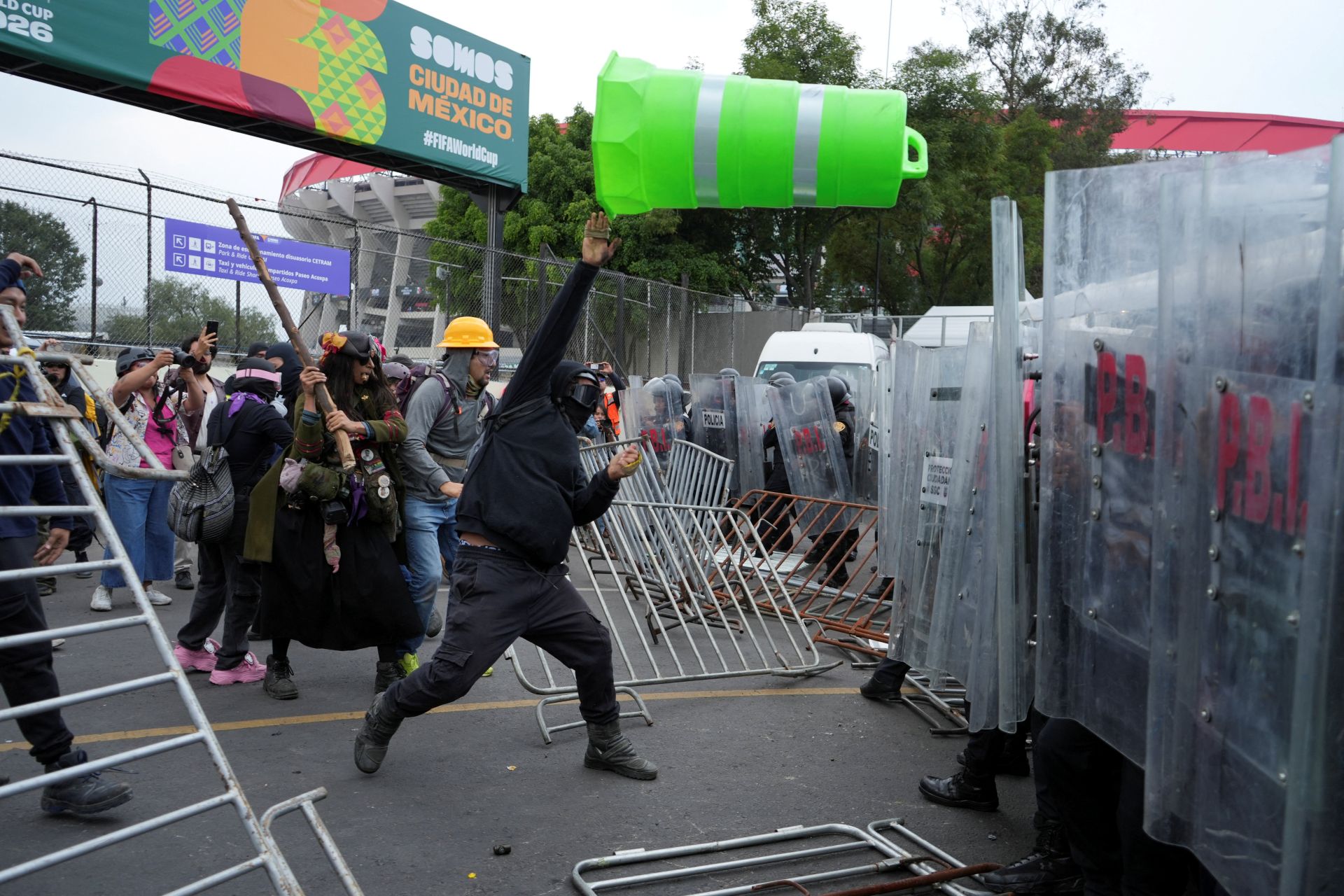 Black blocs entram em confronto com policiais no México durante jogo