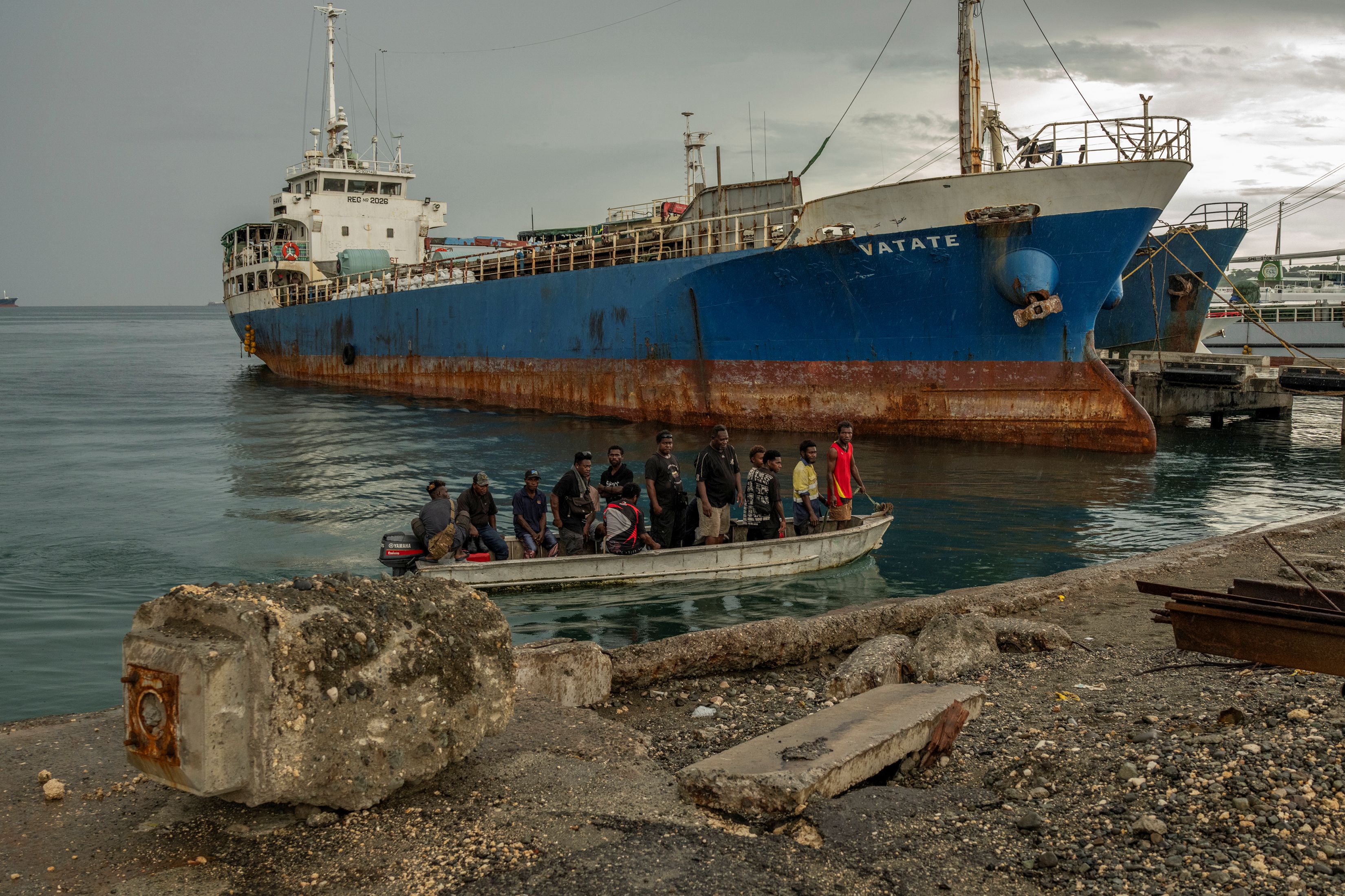 Embarcações no porto de Honiara, na ilha de Guadalcanal, Ilhas Salomão (Foto: Adam Ferguson/The New York Times)