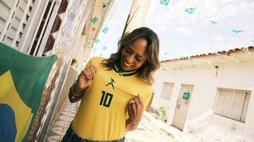 Filha do Pelé é estrela em camisa especial do pai - Divulgação