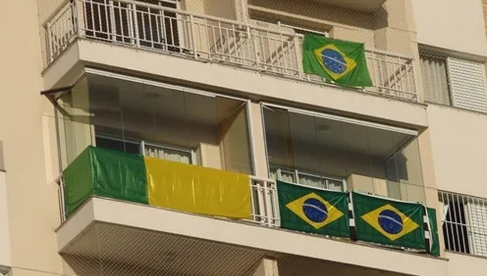Posso colocar a bandeira do Brasil na minha varanda na Copa? Entenda as regras