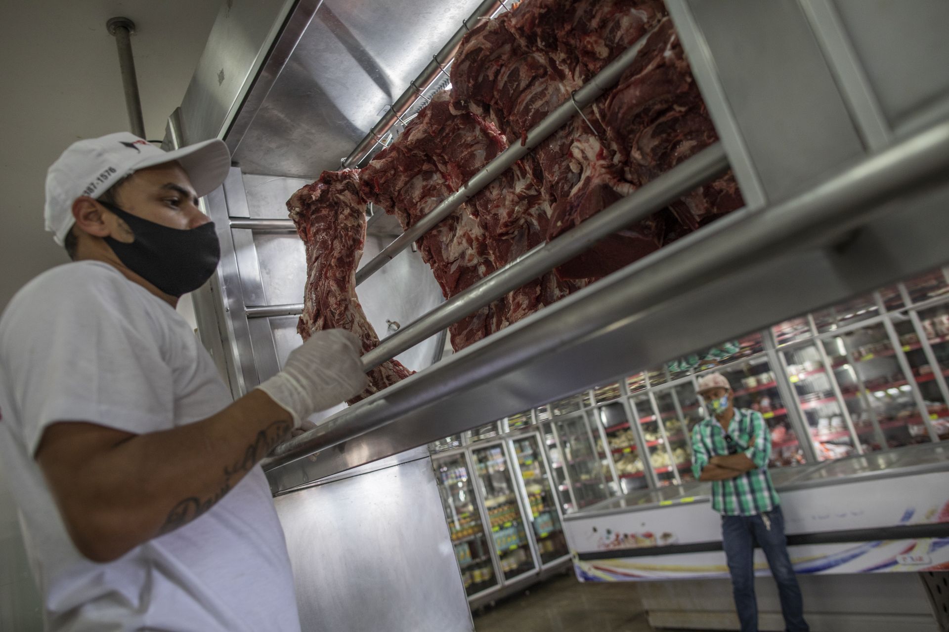 Sai a carne bovina, entra o frango: churrasco para Copa encarece no Brasil