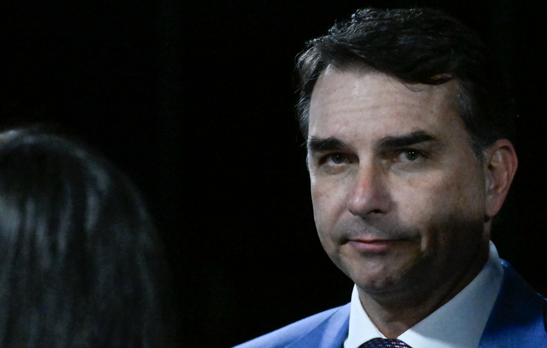 Após premiere, diretor de Dark horse espera que filme ajude a eleger Flávio Bolsonaro