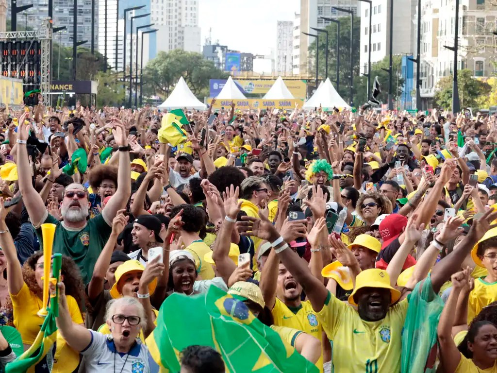 Copa impulsiona varejo, que cresce 6%, com avanço do Pix e compras presenciais