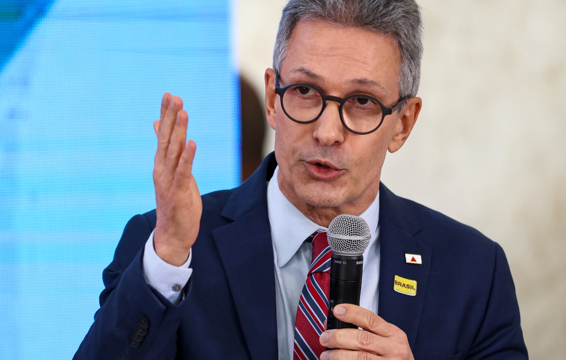 Zema quer exigir estudo de homens no Bolsa Família; mulheres têm ‘outras atribuições’