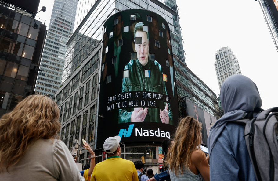 Torcedores de Brasil são surpreendidos por alvoroço em Nova York com IPO da SpaceX