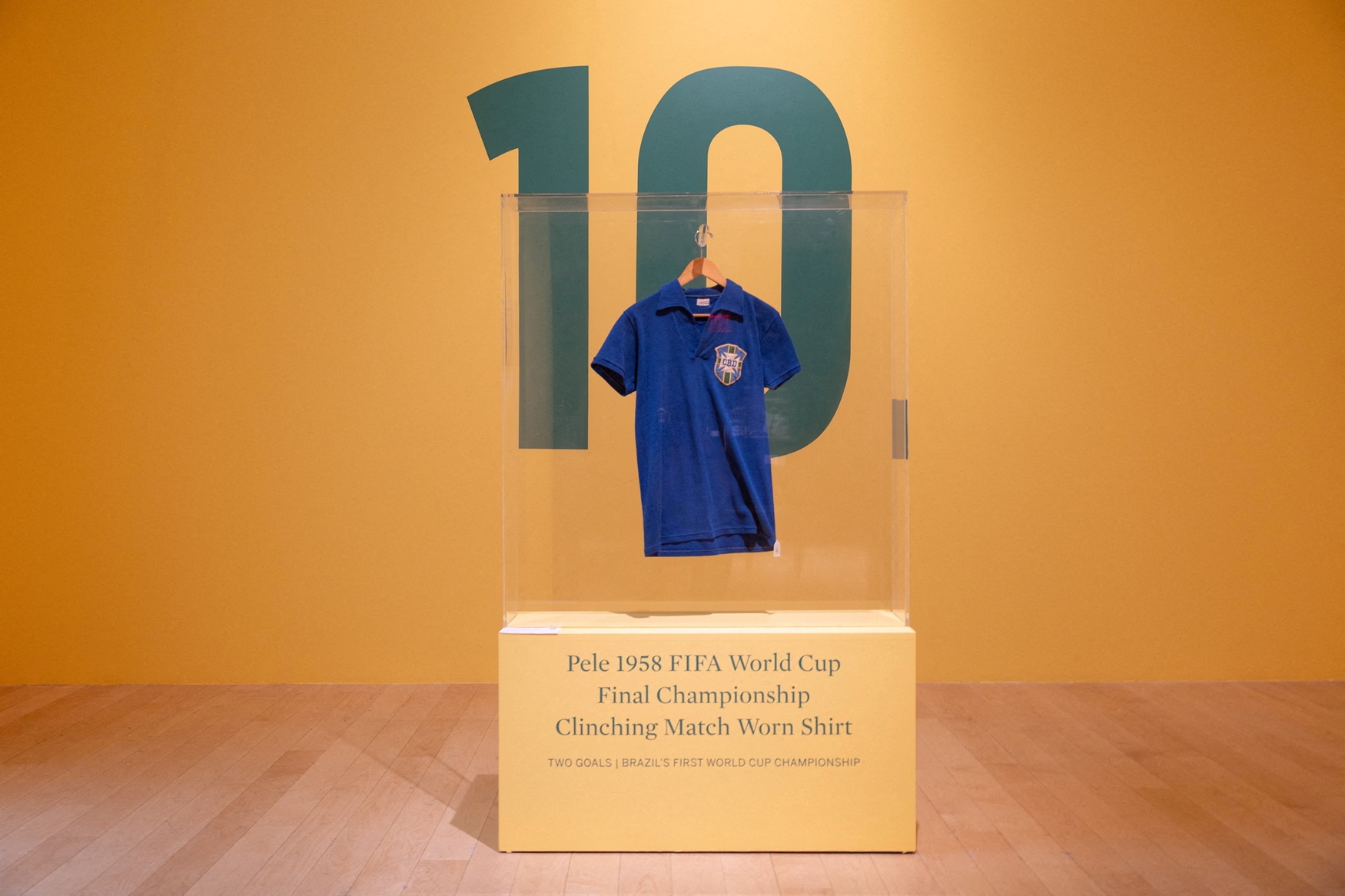 Camisa usada por Pelé na final da Copa de 1958 foi leiloada em Nova York. Foto: REUTERS/Jordan Tovin TPX IMAGES OF THE DAY