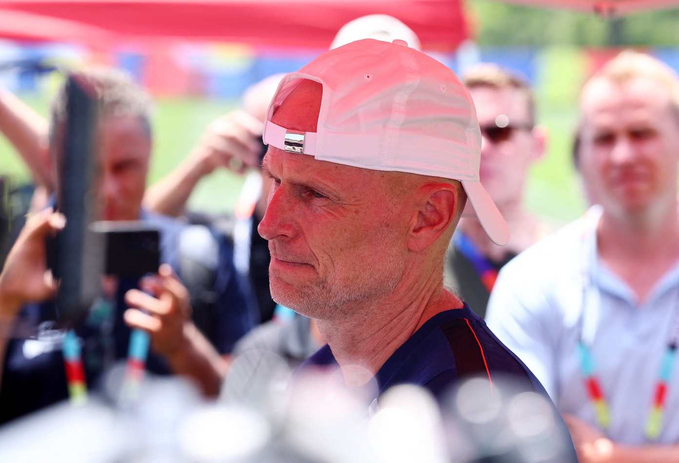 O técnico da Noruega, Stale Solbakken, fala com a imprensa após o treino
3 de julho de 2026  IMAGN IMAGES via Reuters/Vincent Carchietta