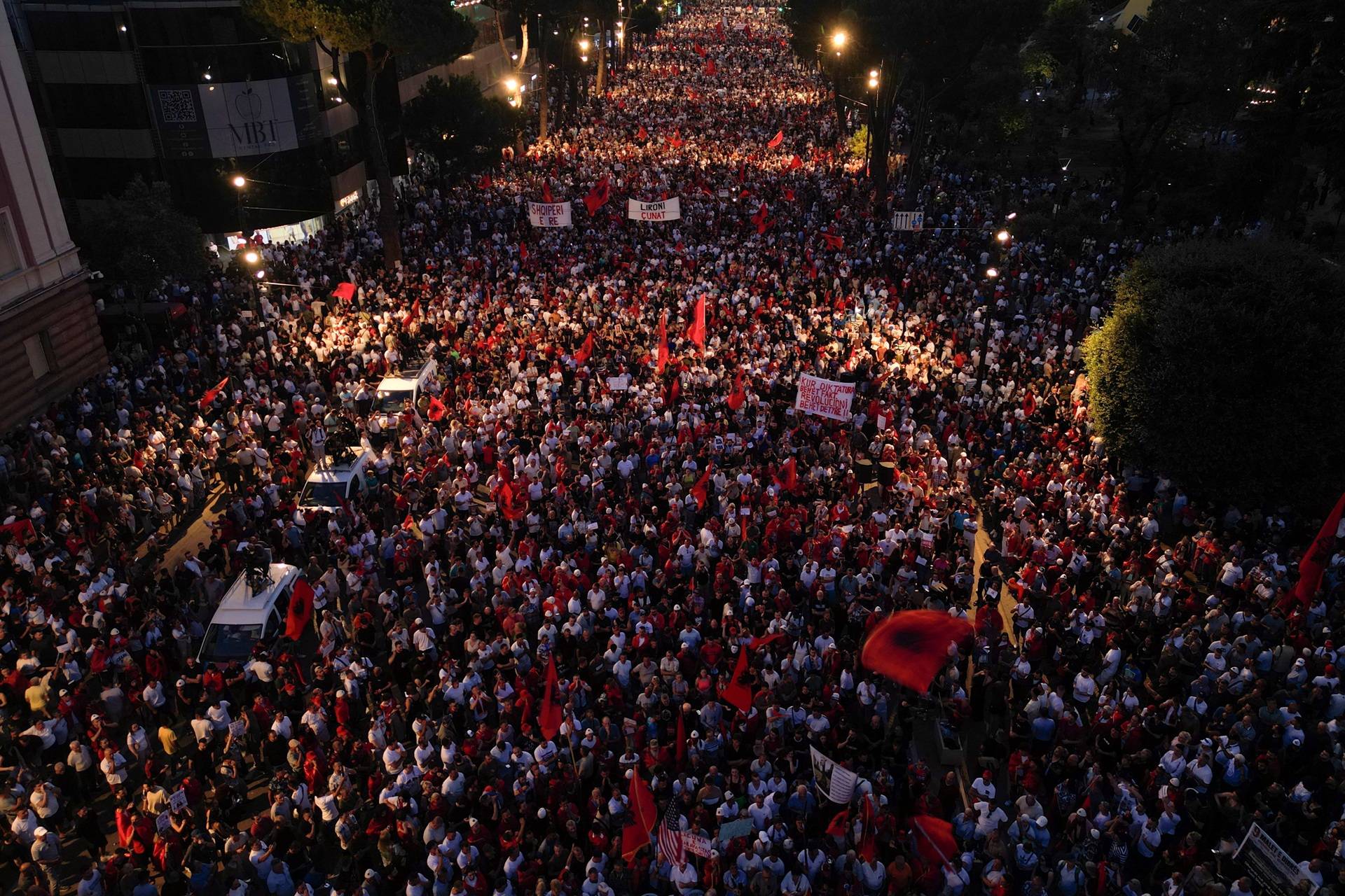 Protestos na Albânia contra hotel de luxo da família Trump