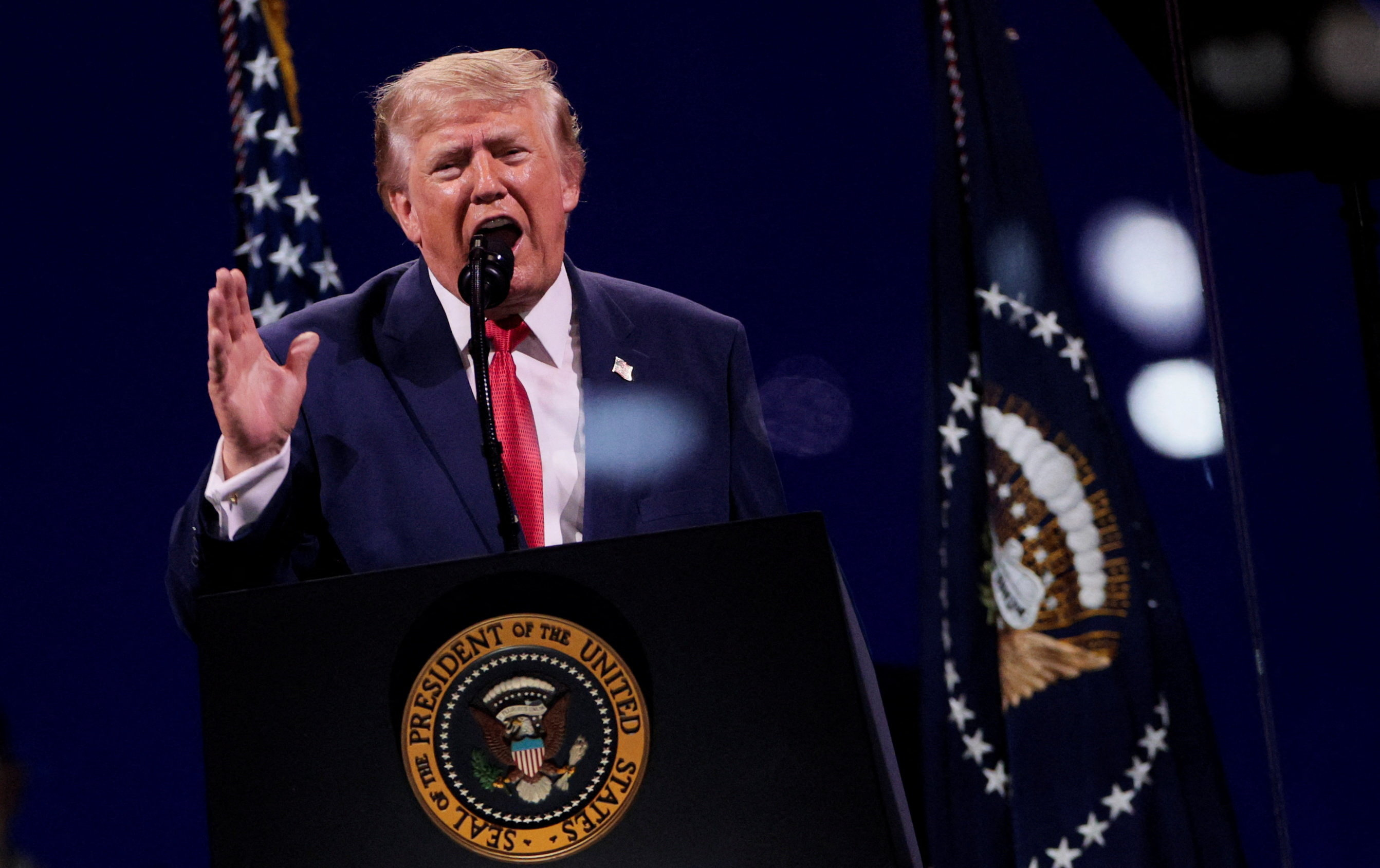 Trump alimenta esperanças de reabertura de Ormuz ao indicar acordo iminente