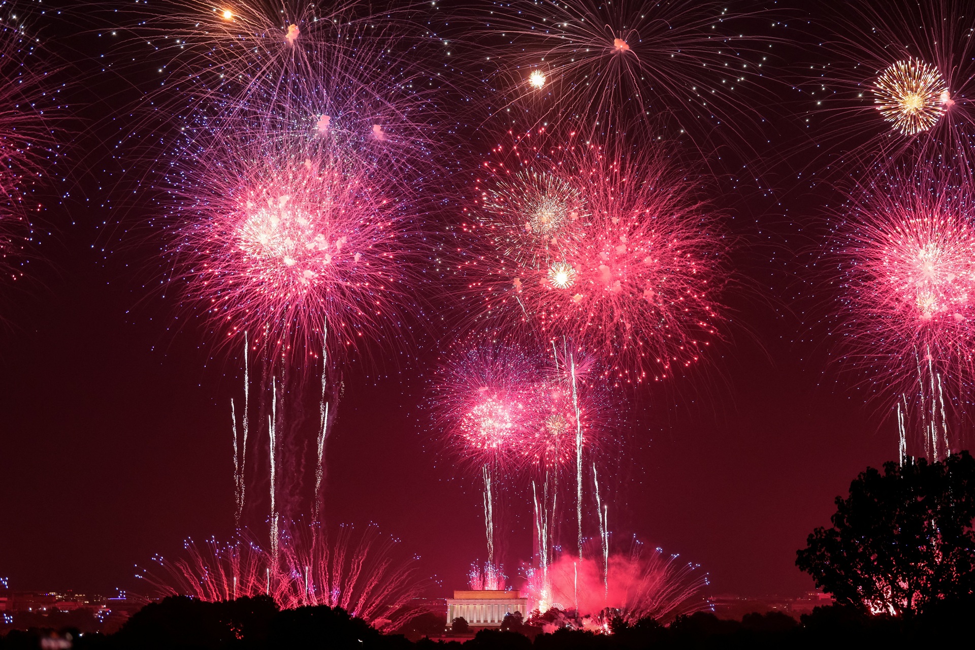 ASSISTA: Luzes brilham em Washington com show de fogos atrasado após calor