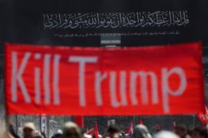 Milhares comparecem a funeral de Ali Khamenei e pedem morte de Trump