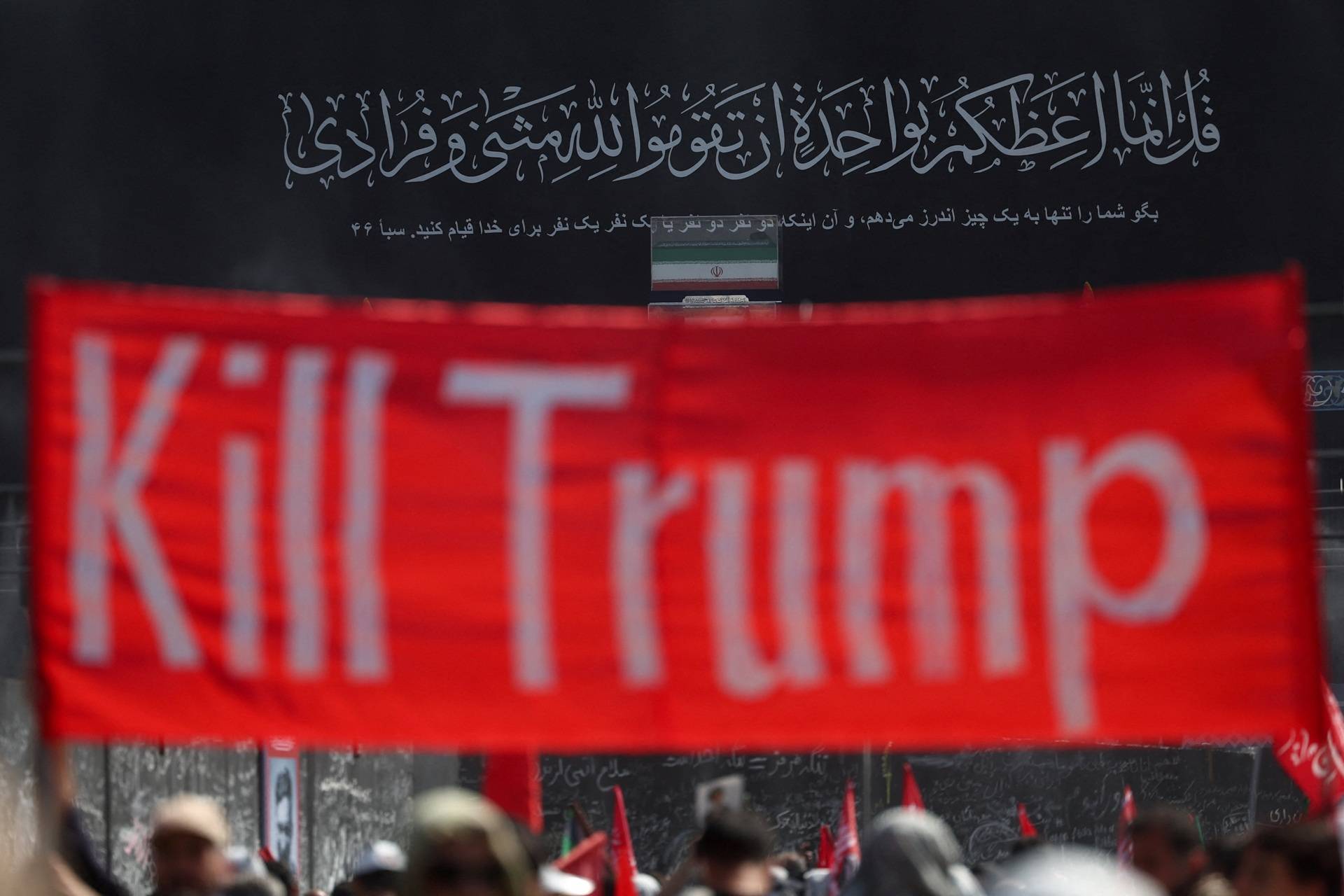 Milhares comparecem a funeral de Ali Khamenei e pedem morte de Trump