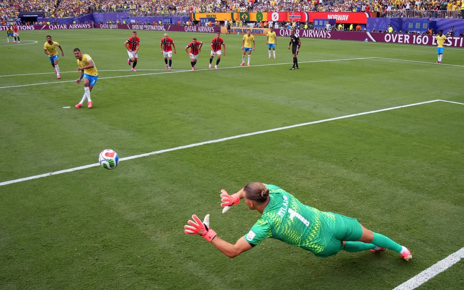 5 de julho de 2026 - Goleiro da Noruega Orjan Nyland defende pênalti cobrado por Bruno Guimarães. Foto: REUTERS/Omar Aziz