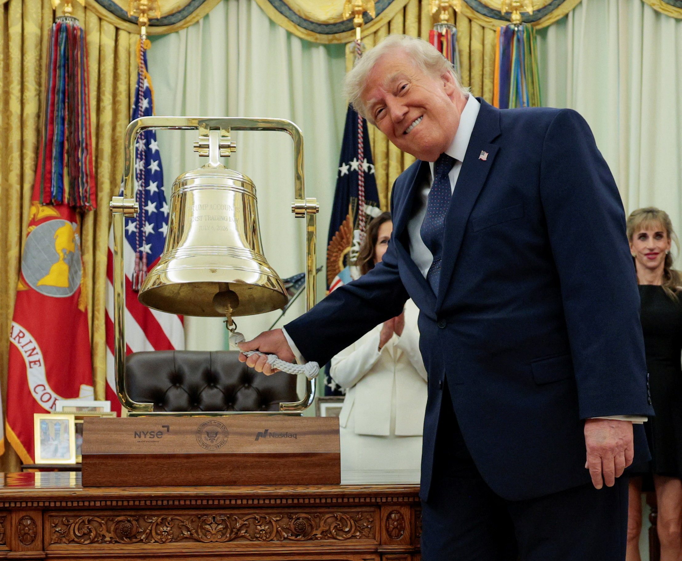 O presidente dos EUA, Donald Trump, toca o sino de abertura da Bolsa de Valores de Nova York (NYSE) e da Nasdaq durante um evento para marcar o lançamento das "Contas Trump" no Salão Oval da Casa Branca, em Washington, D.C., EUA, em 6 de julho de 2026. REUTERS/Evan Vucci