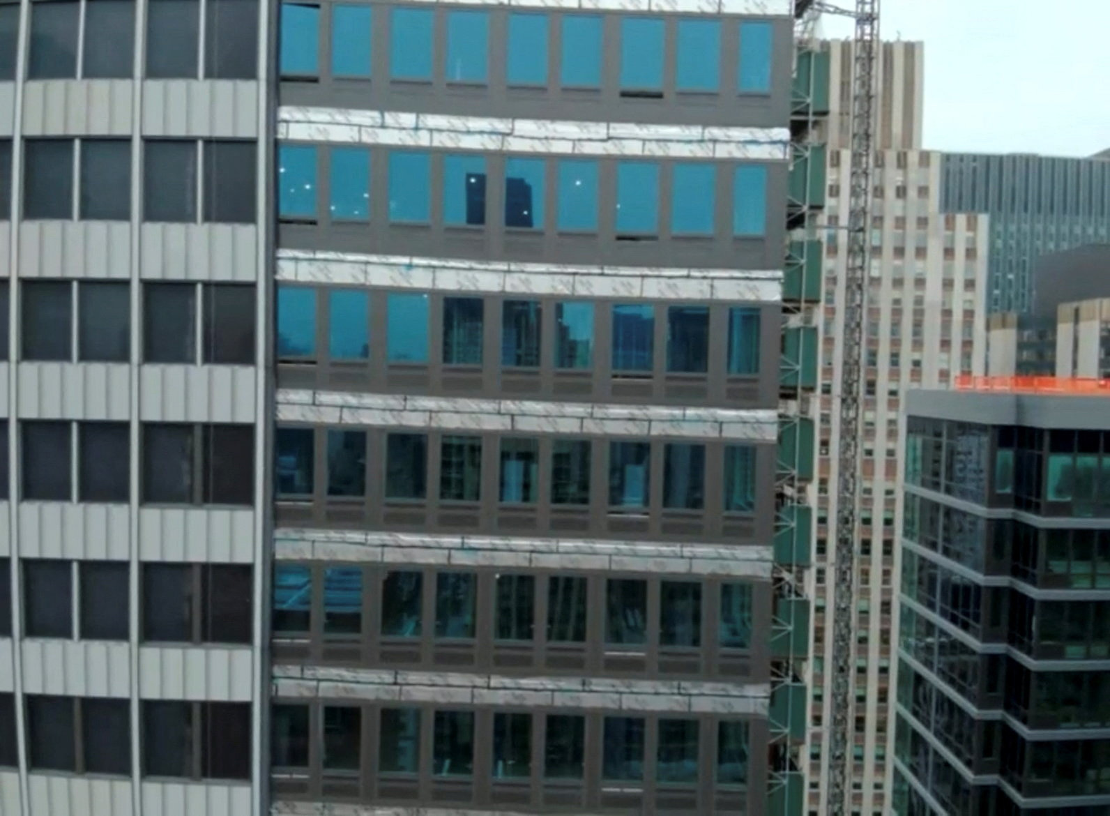 Um arranha-céu em obras, que, segundo o Corpo de Bombeiros de Nova York, continua sob risco de desabamento depois que duas colunas de sustentação cederam, aparece em imagem extraída de vídeo em Manhattan, em Nova York, nos Estados Unidos, em 7 de julho de 2026. FDNY/Divulgação via Reuters

