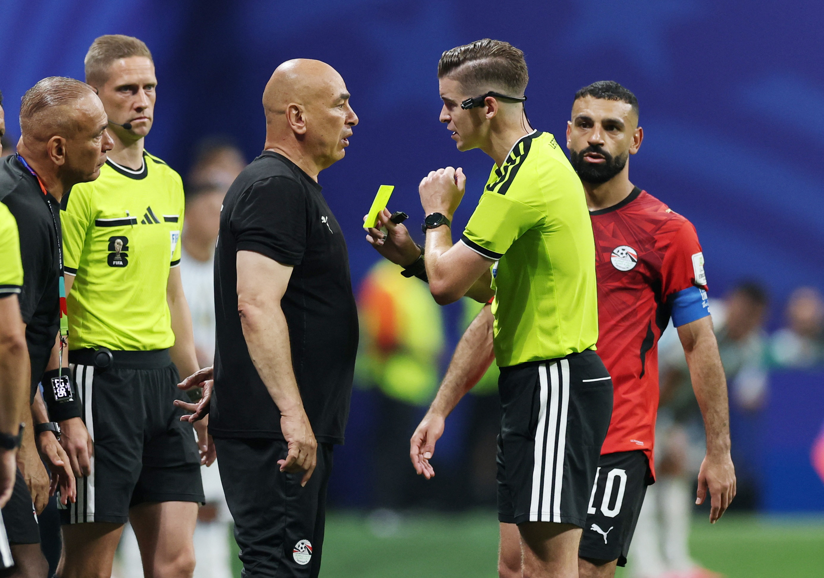 Técnico do Egito, Hossam Hassan, recebe um cartão amarelo do árbitro François Letexier na partida contra a Argentina
7 de julho de 2026
REUTERS/Paul Childs