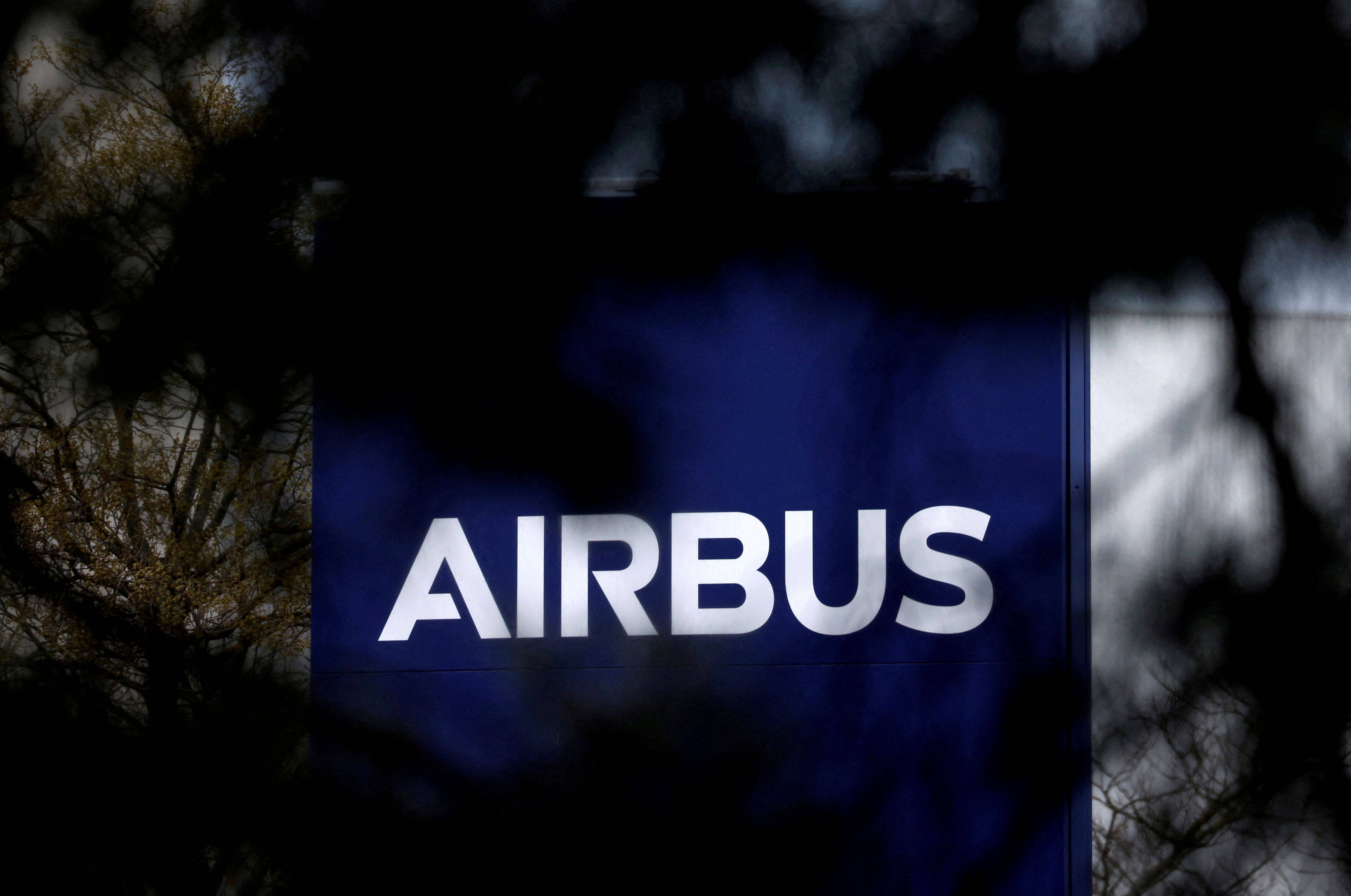 Logotipo da Airbus na entrada de um prédio em Toulouse, na França 11 de março de 2021 REUTERS/Stephane Mahe