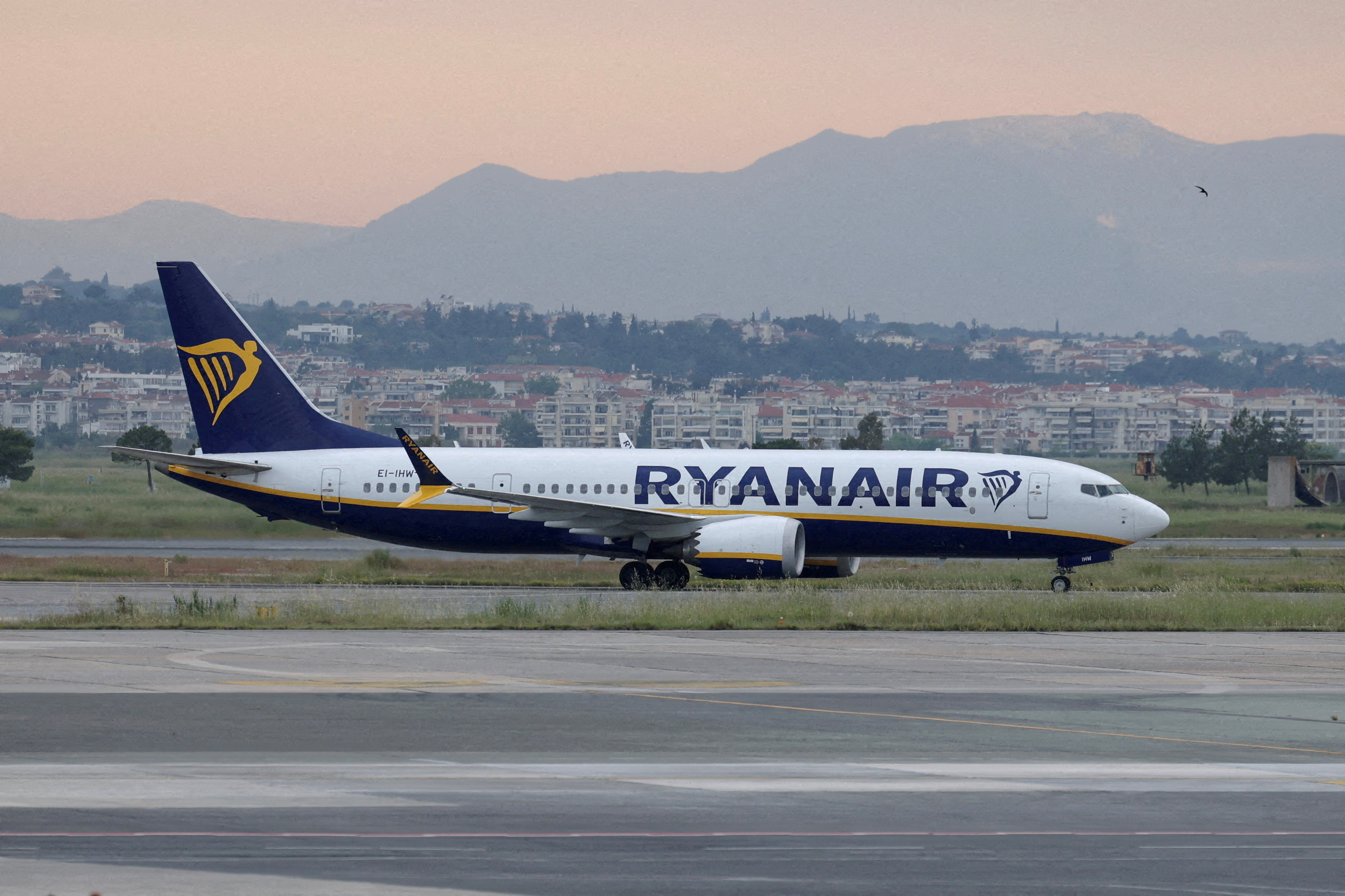 Passageiro da Ryanair é parcialmente sugado para fora da janela durante voo