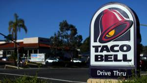 México investiga surto de intoxicação ligado à alface em rede de fast-food nos EUA