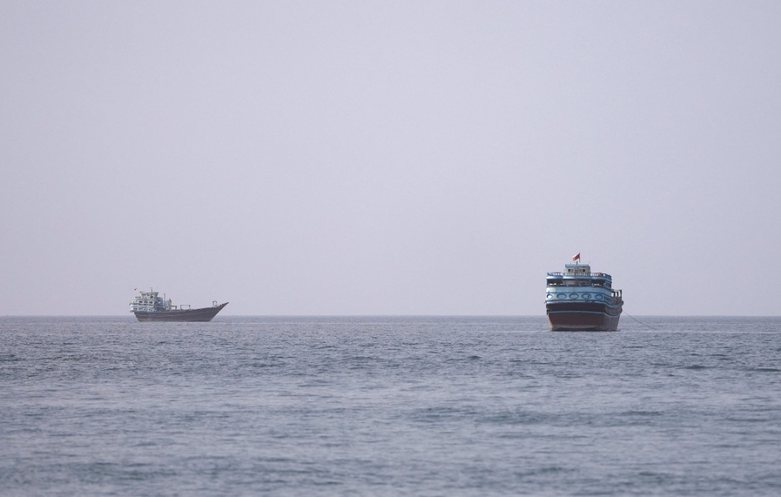 Forças Armadas britânicas dizem que um navio está em chamas no Estreito de Ormuz