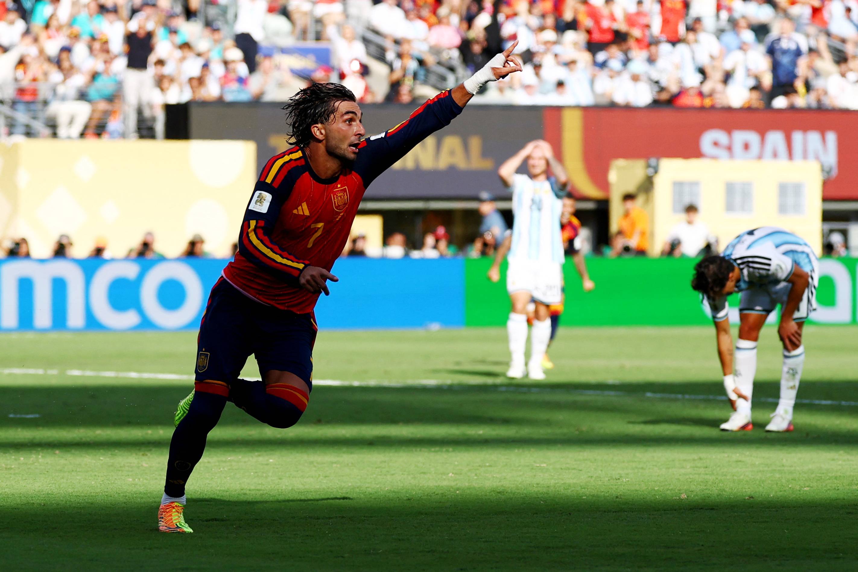 Espanha conquista segunda Copa do Mundo ao superar Argentina na prorrogação