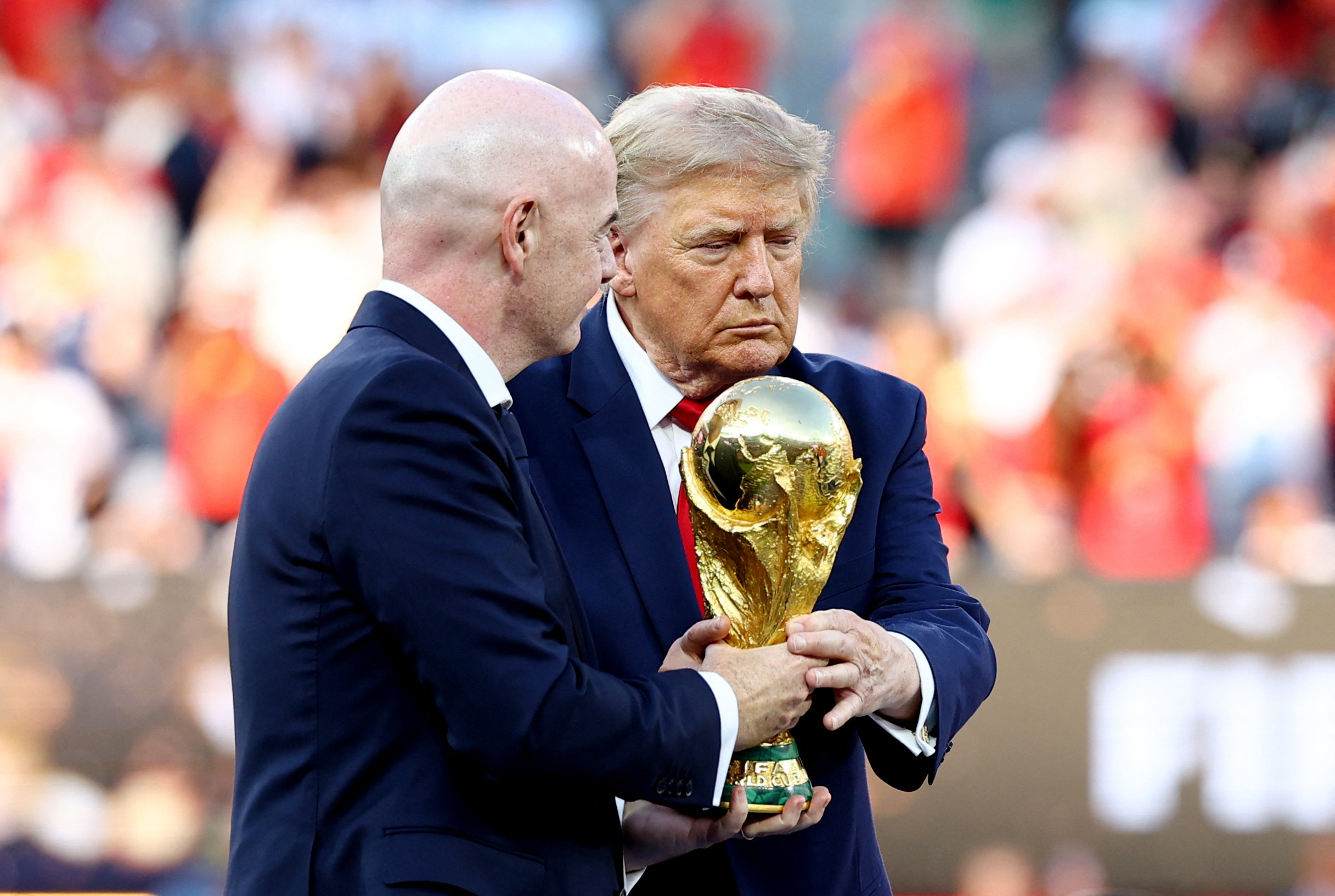 Trump e Infantino são vaiados ao entrar em campo para entrega do troféu da Copa