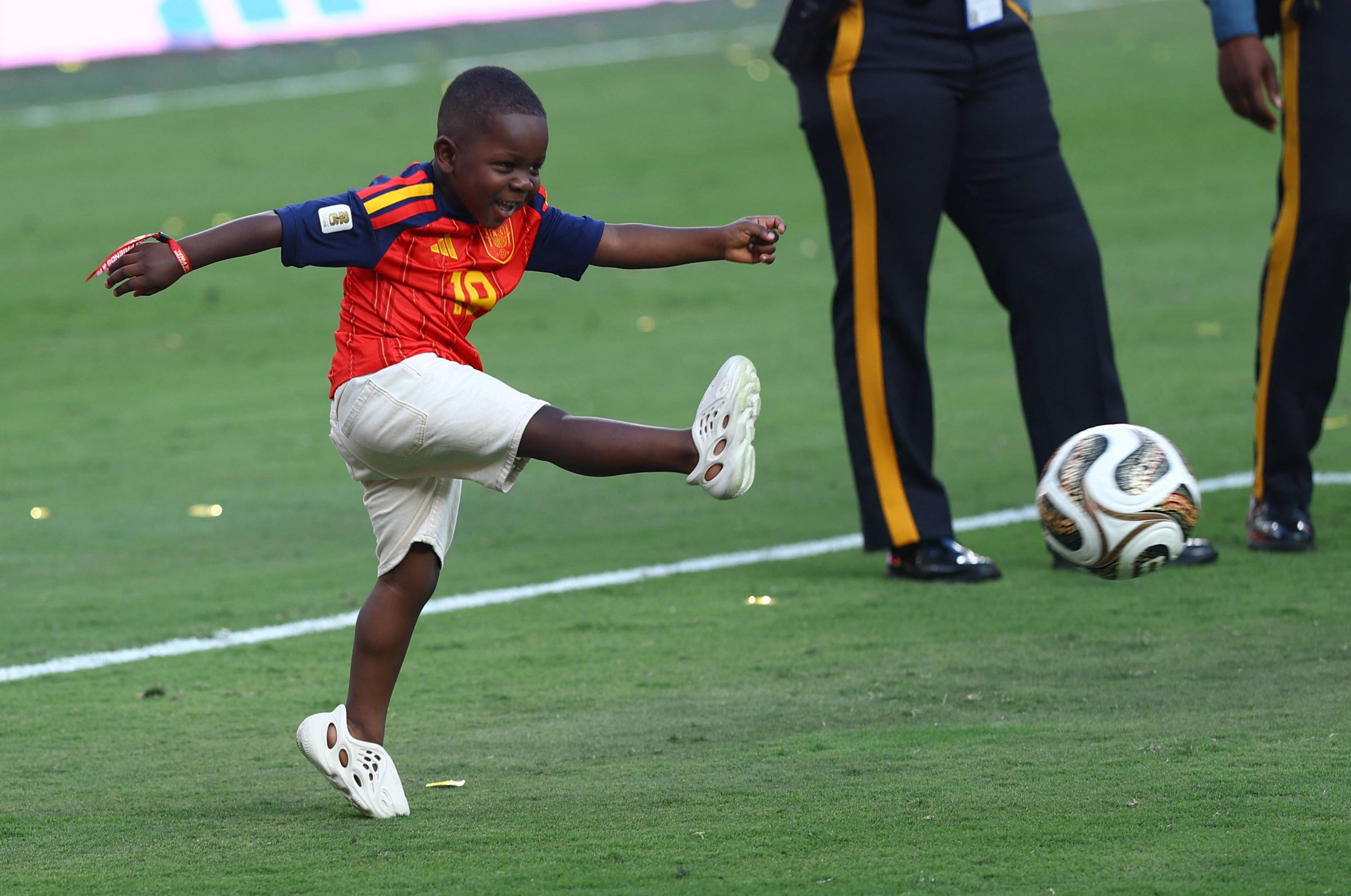 Filho de três anos de Lamine Yamal conquista torcida espanhola com comemorações animadas na Copa do Mundo