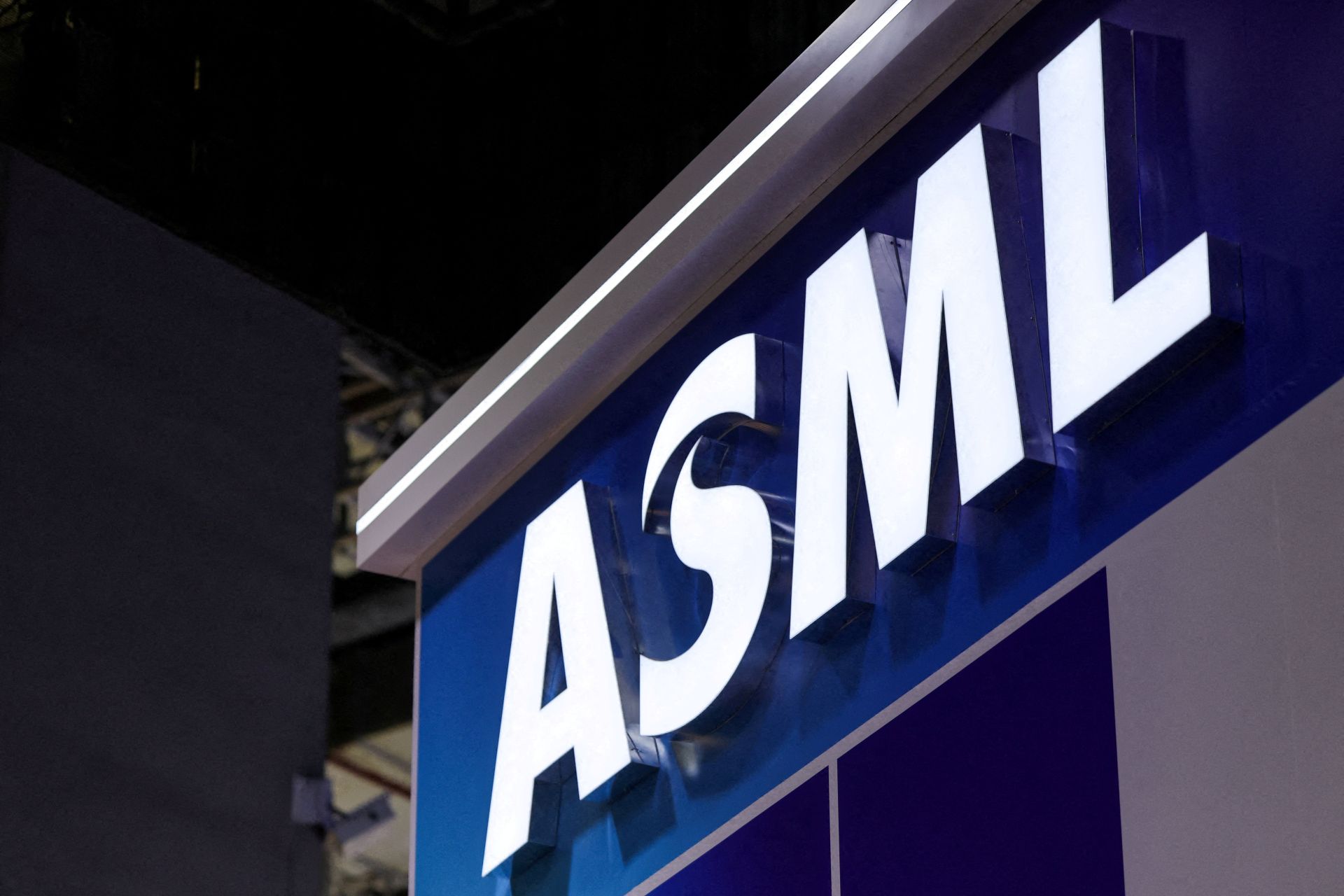 ASML eleva guidance pela 3ª vez em 2026 com demanda de IA puxando máquinas de chips