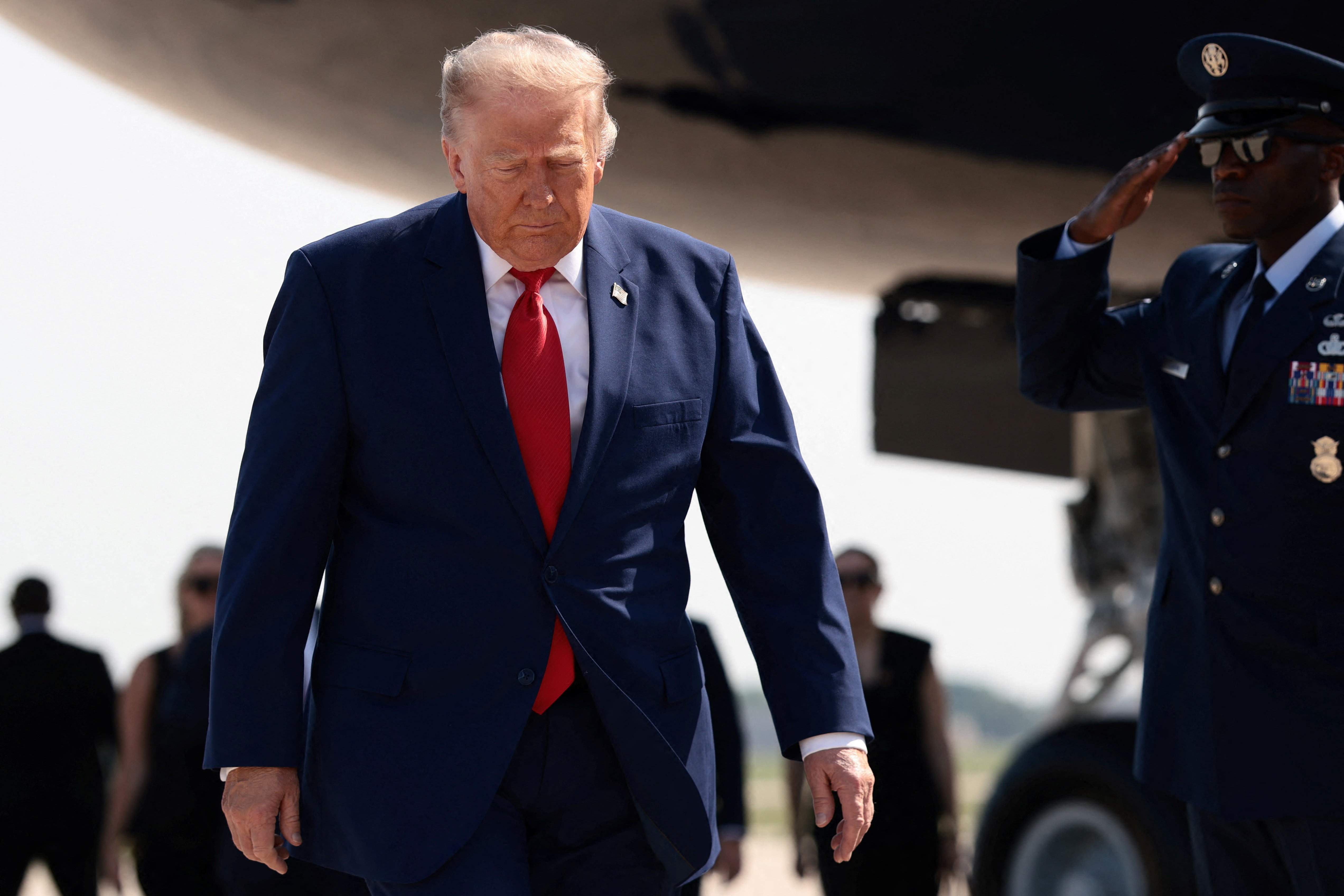 O presidente dos EUA, Donald Trump, caminha para embarcar no Air Force One ao partir para Dover, Delaware, para acompanhar a cerimônia de traslado solene dos militares do Exército dos EUA mortos na Jordânia e no Iraque — em meio à guerra com o Irã — na Base Conjunta Andrews, Maryland, EUA, em 22 de julho de 2026. REUTERS/Evelyn Hockstein
