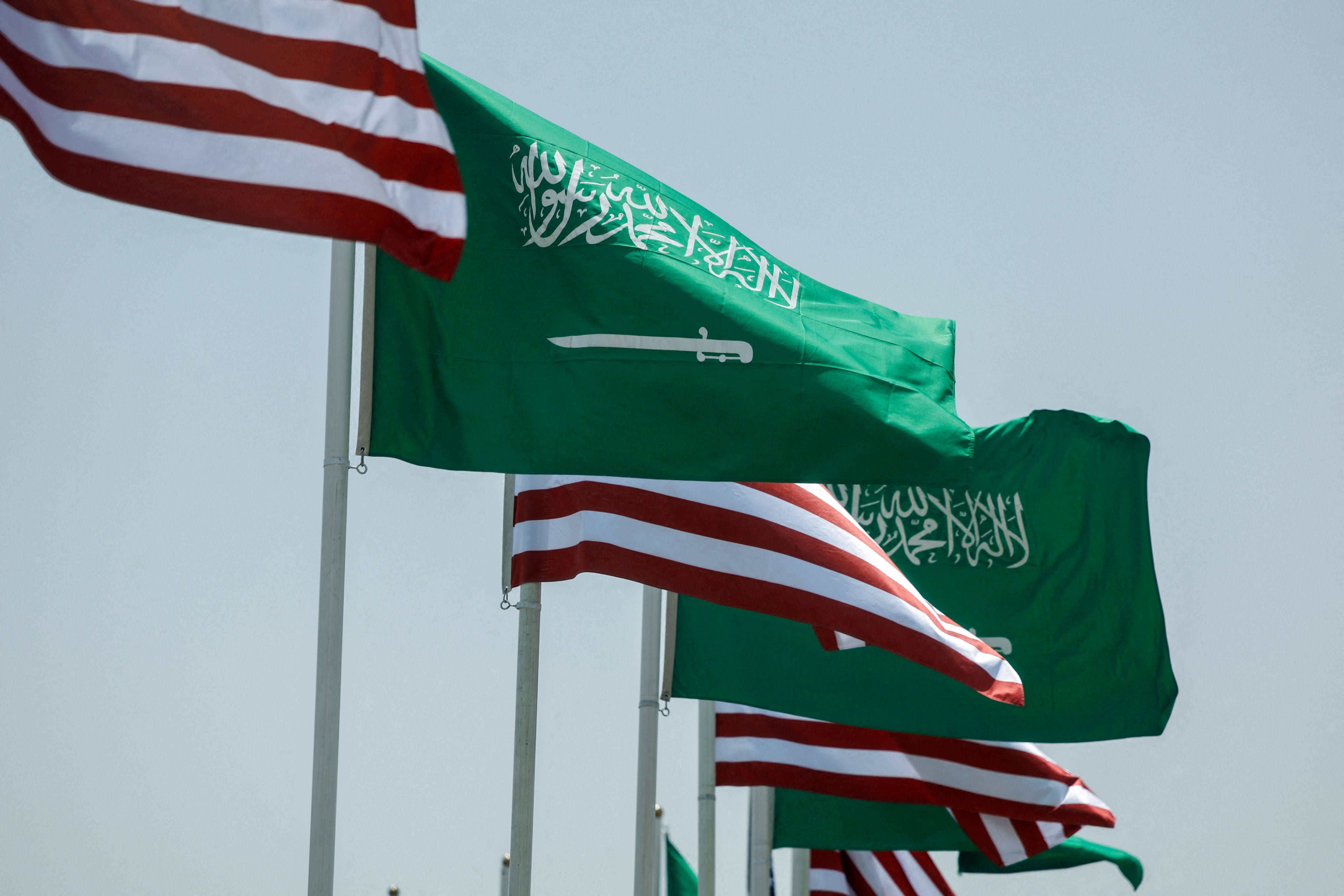 Bandeiras dos EUA e da Arábia Saudita ao longo de uma rodovia em Riad 12 de maio de 2025 REUTERS/Hamad I Mohammed