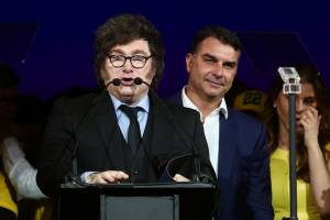 Parlamentares do PT acionam PGR por Milei e IA de Bolsonaro em evento de Flávio