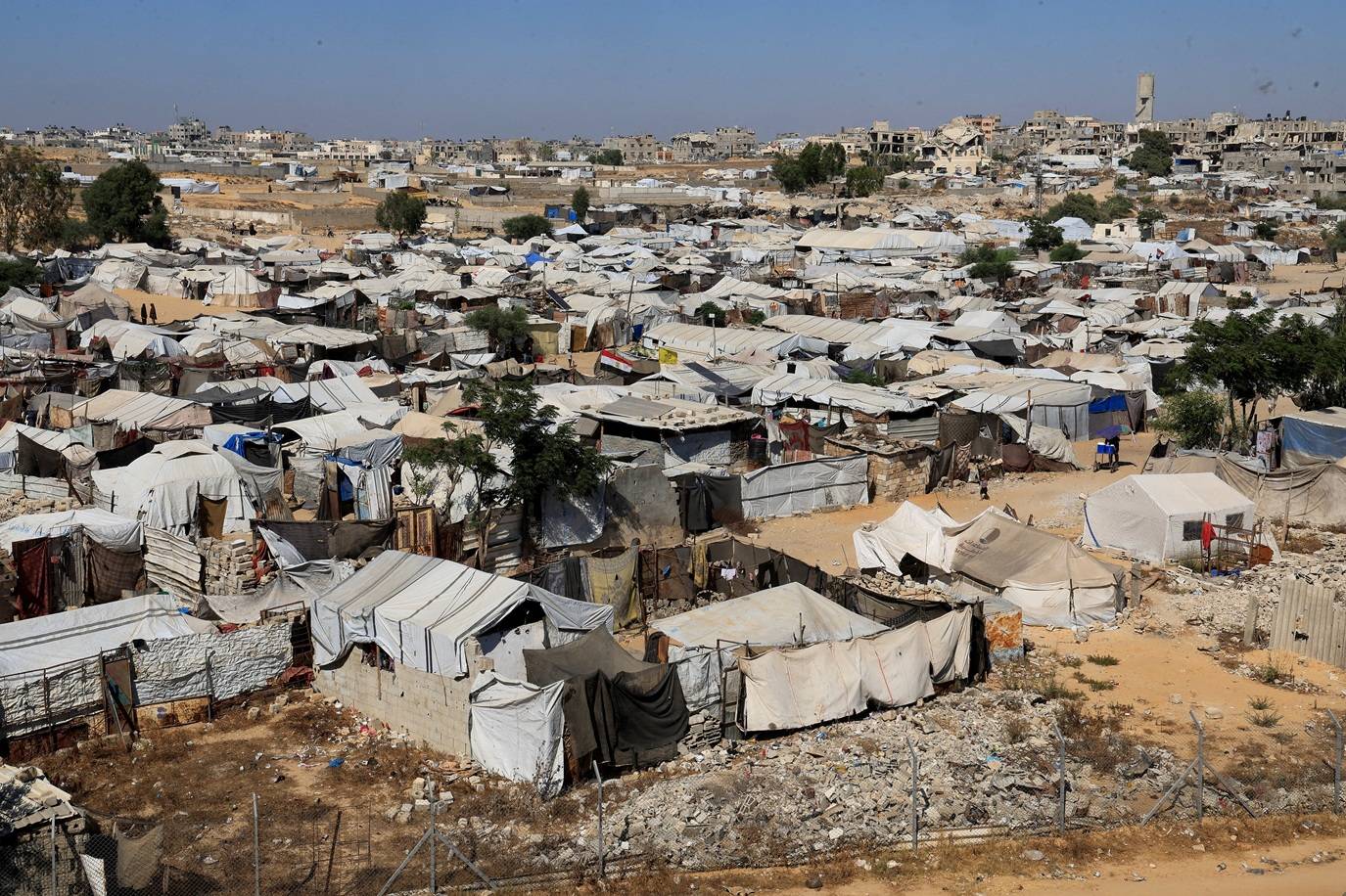 Palestinos deslocados se abrigam em um acampamento de tendas em Khan Younis, no sul da Faixa de Gaza, em 8 de julho de 2026. REUTERS/Haseeb Alwazeer/Foto de arquivo