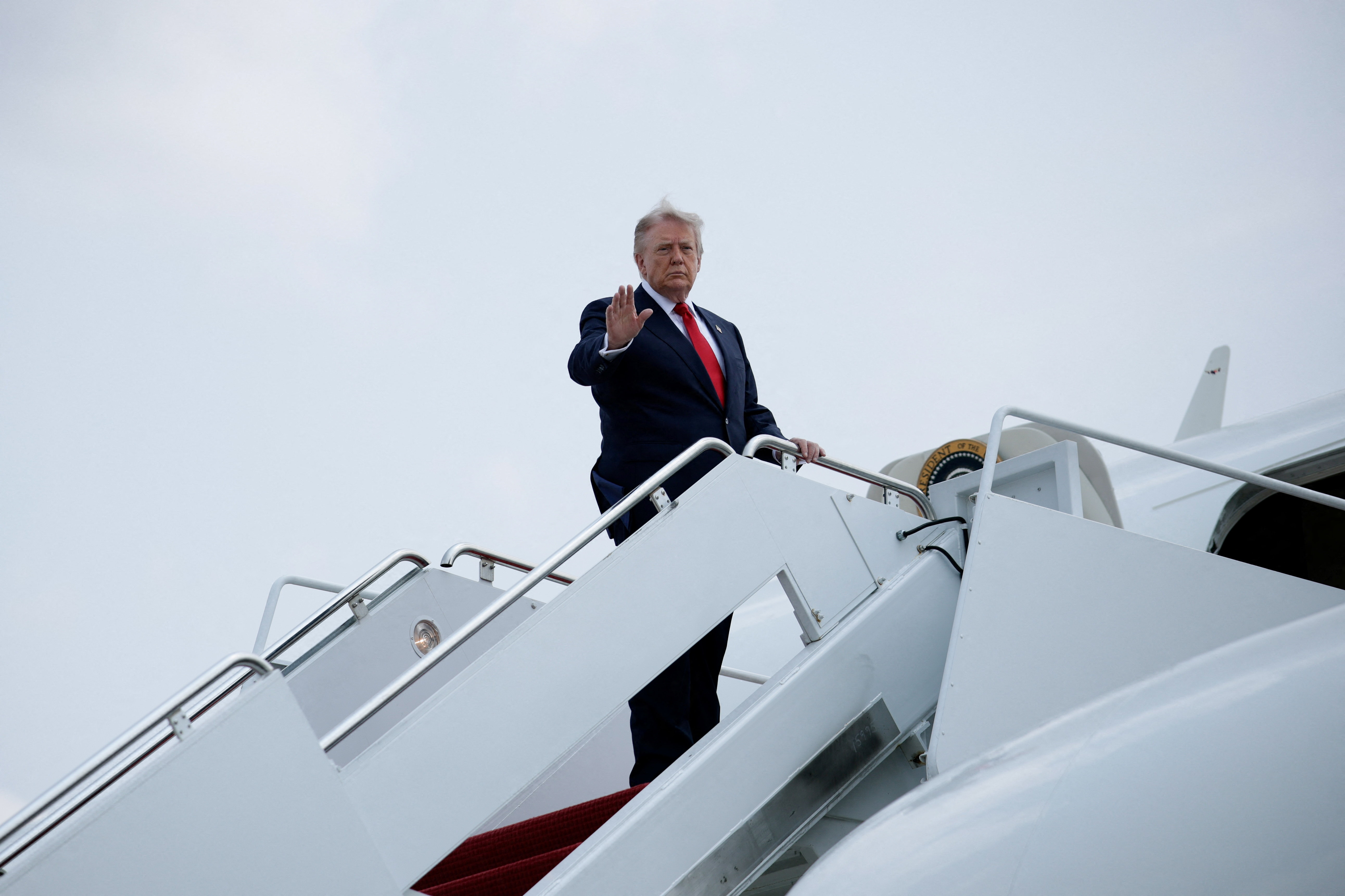 Trump confirma início de negociações com o Irã nesta segunda-feira à tarde