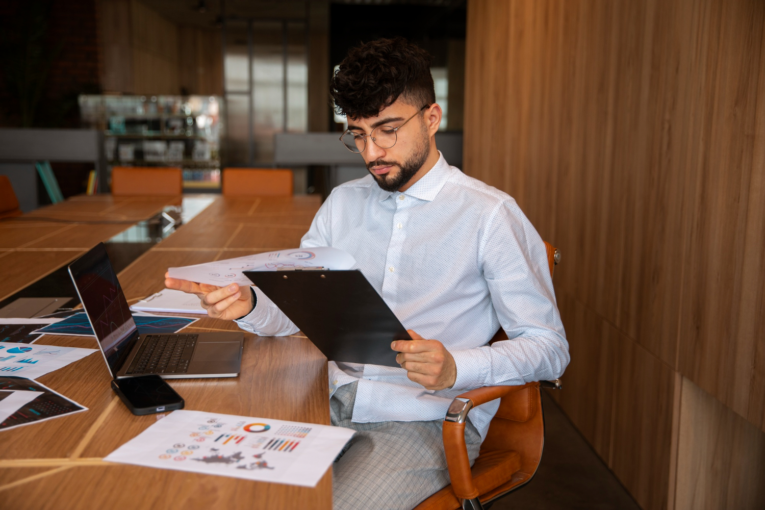 Trabalhador de escritório usando gráficos de finanças