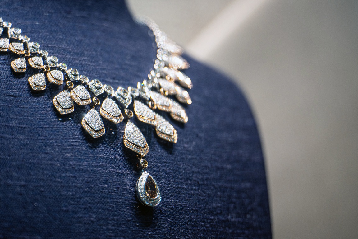 Um colar de diamantes na vitrine de uma joalheria da De Beers em Hong Kong.

Fotógrafo: Lam Yik/Bloomberg