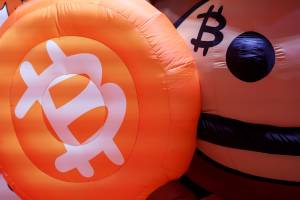 Bitcoin cai com alta do petróleo e tensão no Oriente Médio