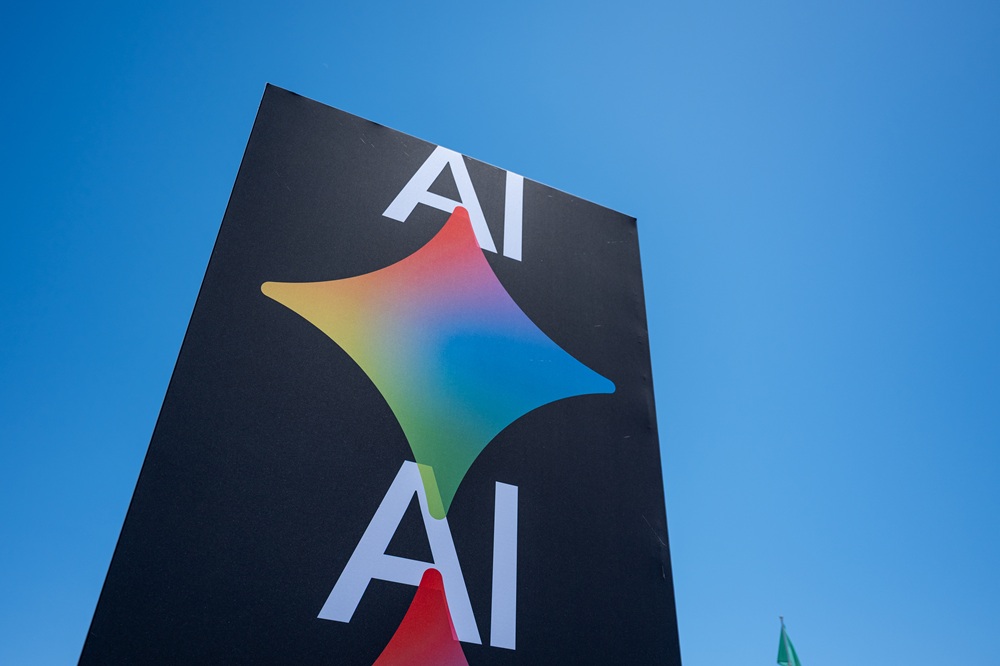 Google adia lançamento de modelo mais poderoso de IA e vê pressão crescer