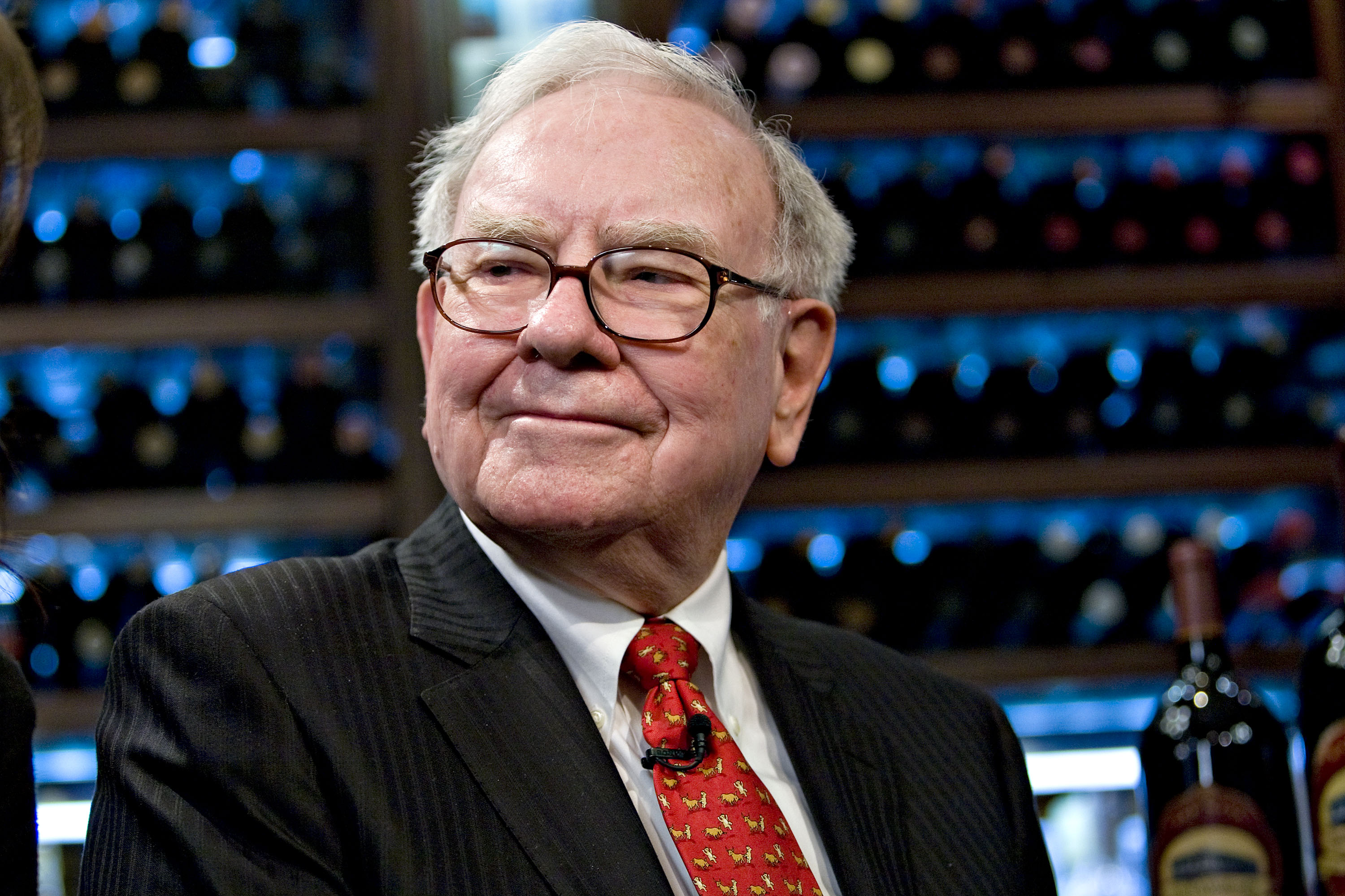 Warren Buffett mantém aposta em petróleo, mas alerta para ri
