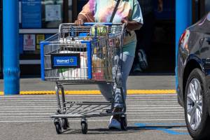Walmart retira saladas após alerta de surto de parasita nos EUA