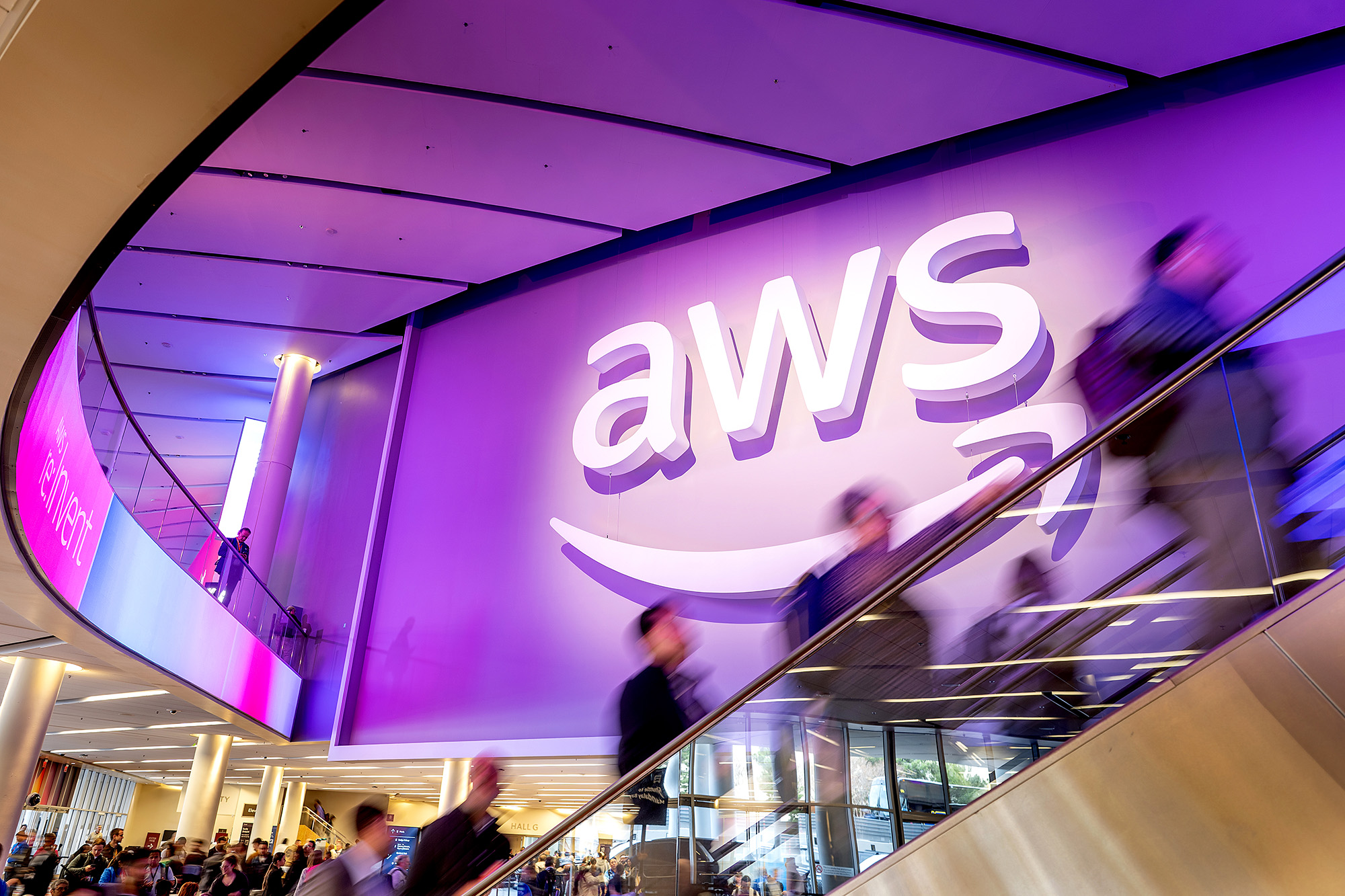 AWS voa, Amazon dispara: nuvem acelera pelo 5º trimestre e ação sobe 15% - QTU Questões do Universo