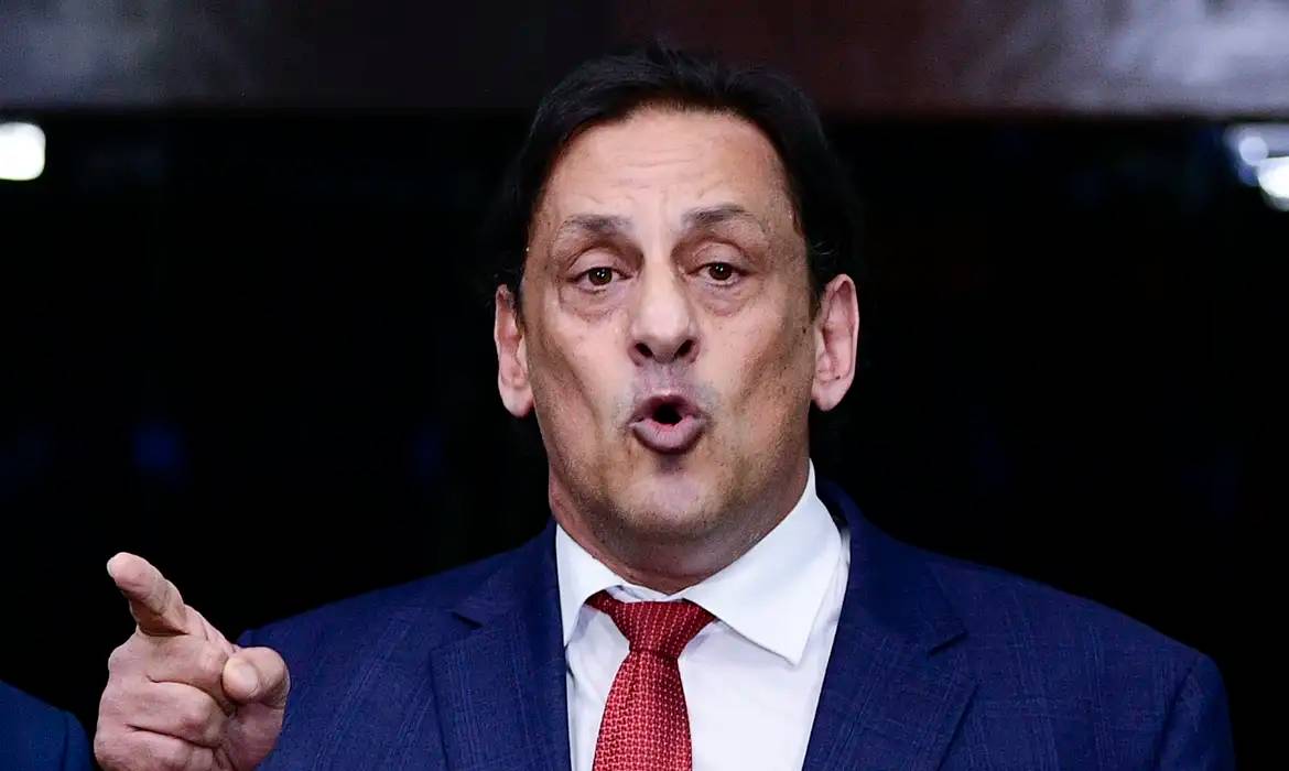 Moraes abre investigação sobre elementos achados em celular de advogado de Bolsonaro