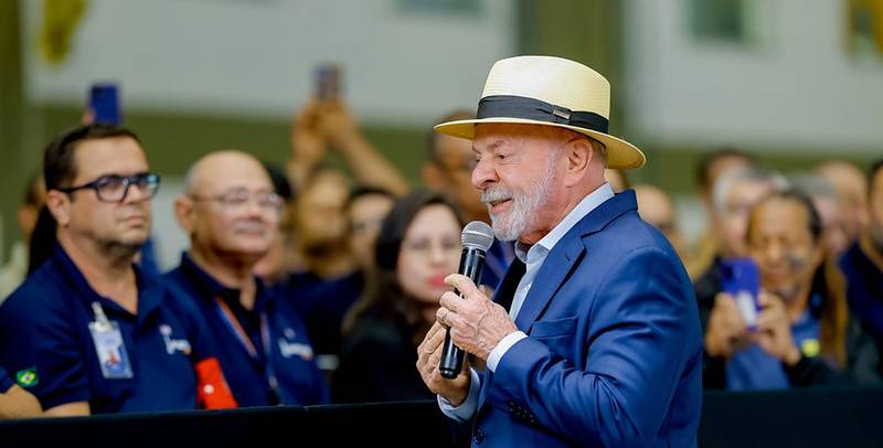 Lula larga na campanha com aliados e estrutura, mas também com duas crises
