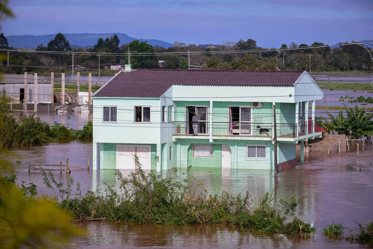 23 de julho de 2026 - A elevação do nível do Rio Taquari provoca alagamentos na Vila Mariante, em Venâncio Aires, no Vale do Taquari. Nesta manhã, o nível do rio atingiu 14,39 metros, mantendo tendência de lenta elevação após ter ultrapassado a cota de inundação na tarde de quarta-feira, 22. O avanço das águas provocou alagamentos,     bloqueou acessos a localidades do interior e atingiu trechos da ERS-130.     23/07/2026 - Foto: LEANDRO OSÓRIO/ATO PRESS/ESTADÃO CONTEÚDO