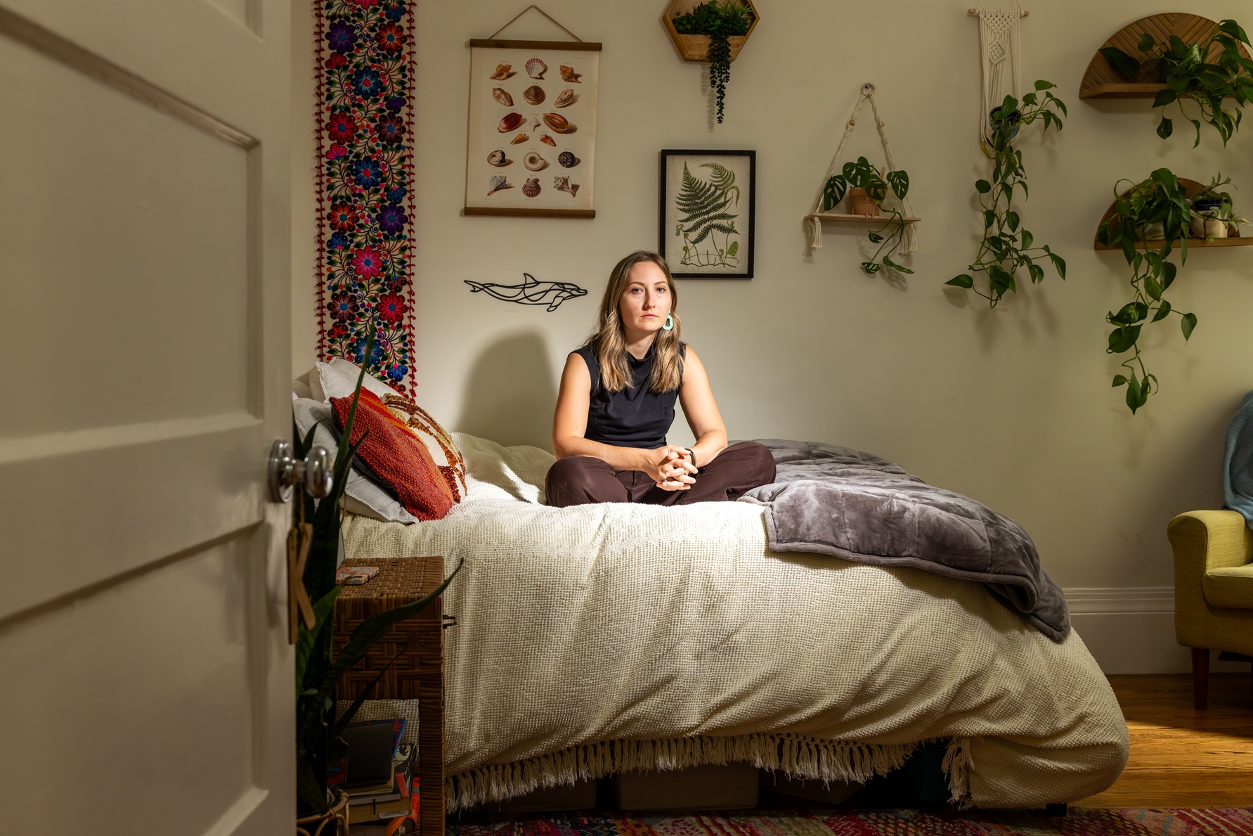 Após três meses, Katrine Razniak e seu parceiro desistiram de procurar um apartamento de um quarto por menos de **US$ 5 mil**. “Não me sinto totalmente sem esperança, mas acho que não consigo continuar em San Francisco”, disse ela. Crédito: Christie Hemm Klok/The New York Times