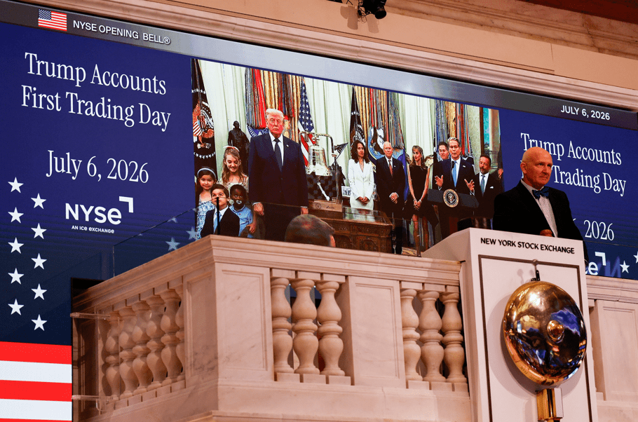 Uma tela exibe o presidente dos EUA, Donald Trump, durante a cerimônia de abertura do pregão na Casa Branca, na Bolsa de Valores de Nova York (NYSE), em Nova York (EUA), em 6 de julho de 2026.