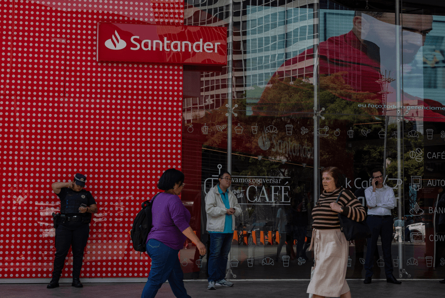 Uma agência do banco Santander no distrito financeiro de São Paulo
